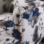 Fauteuil club décoratif en tissu imprimé floral avec garniture cloutée
