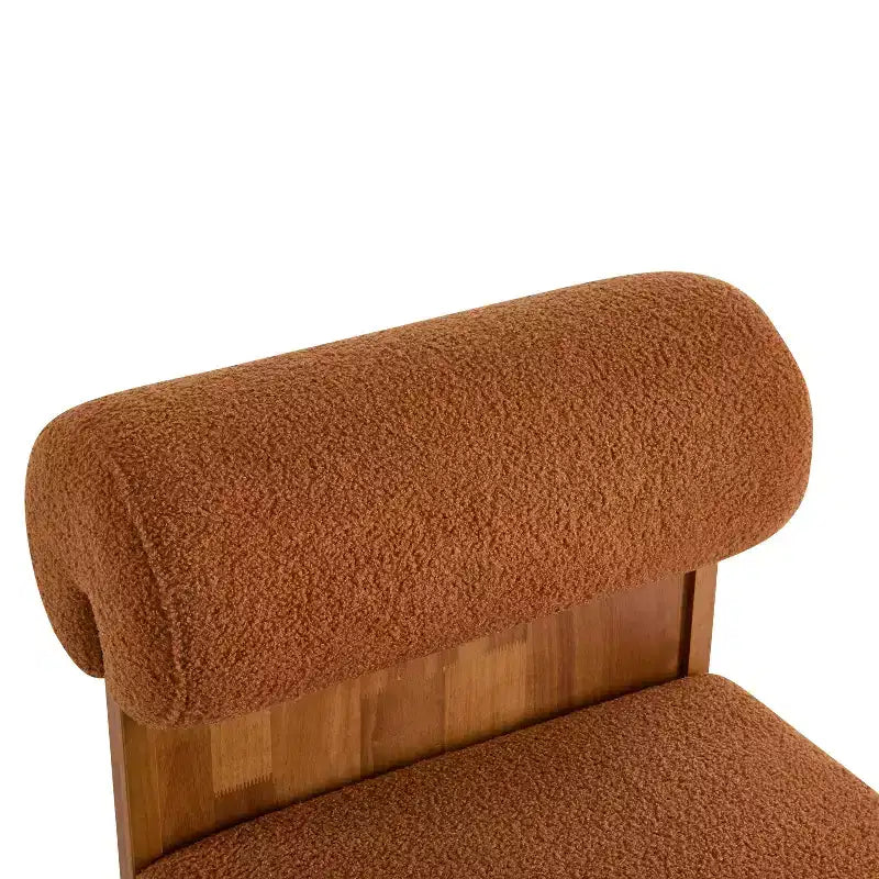 Fauteuil Boucle avec dossier roulé et base en bois massif