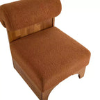 Fauteuil Boucle avec dossier roulé et base en bois massif