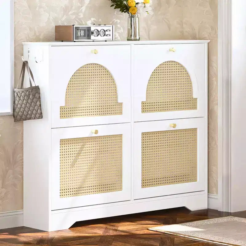 Meuble à chaussures étroit de style Mid-Century avec 4 tiroirs basculants et portes en rotin – Blanc