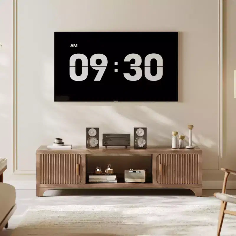 Meuble TV Mid-Century Modern pour téléviseurs de 55 à 65 po avec portes cannelées et étagère ouverte