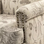 Fauteuil floral rembourré de style transitionnel avec dossier chameau et pieds en bois